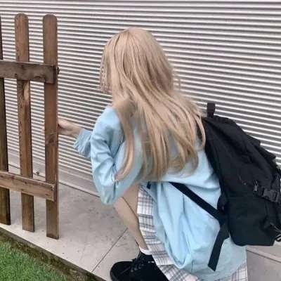 2025年流行微信头像女生照片