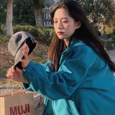 2025年流行微信头像女生照片
