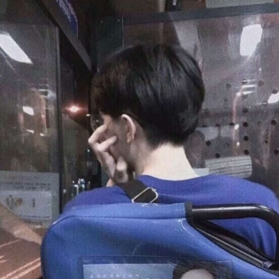 安静高冷微信头像男