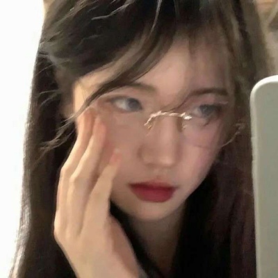 2025超火青春女生微信头像
