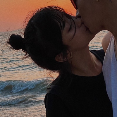 情侣头像真人亲吻