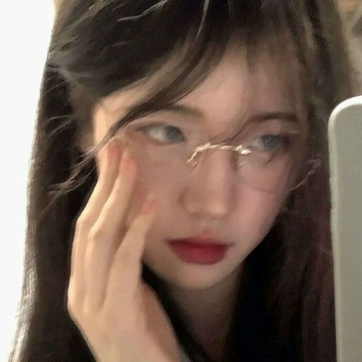 2025头像女图片最火真人