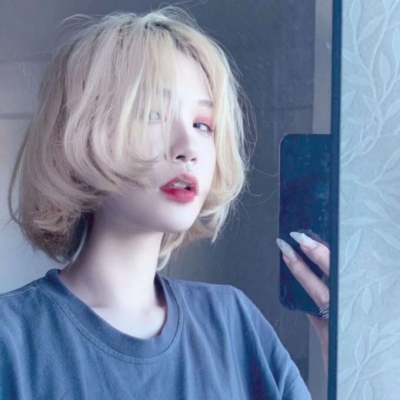 女头像拿着手机图片