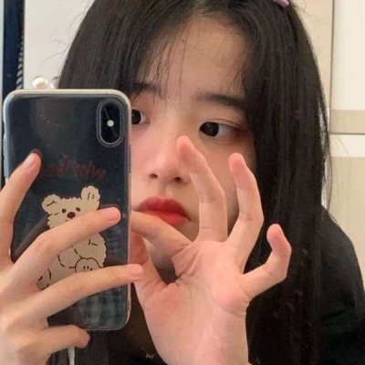 女头像拿着手机图片