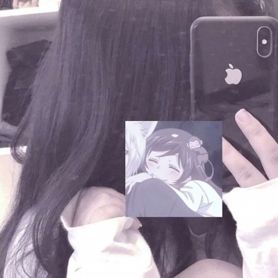 女头像拿着手机图片