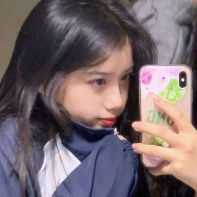 女头像拿着手机图片