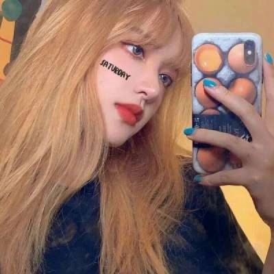 女头像拿着手机图片