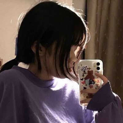 女头像拿着手机图片