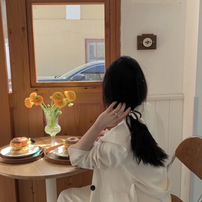 2025新款头像背影女生图片