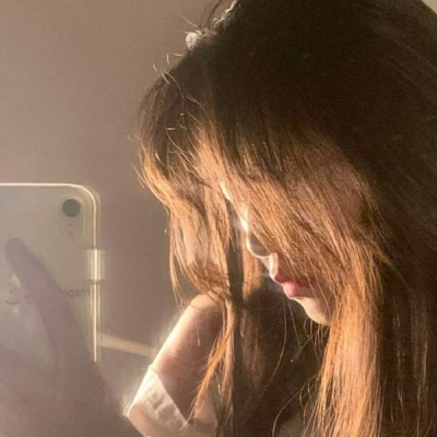 女头像拿着手机图片