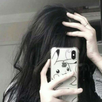 女头像拿着手机图片