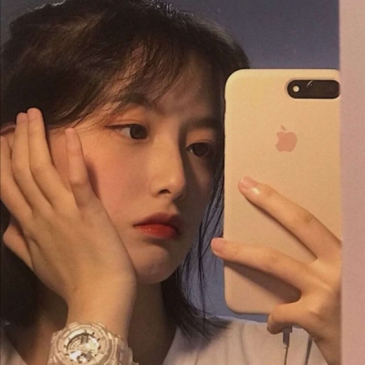 女头像拿着手机图片