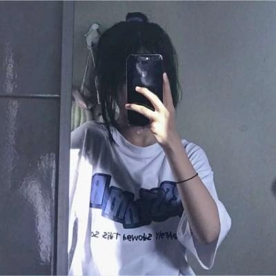 女头像拿着手机图片