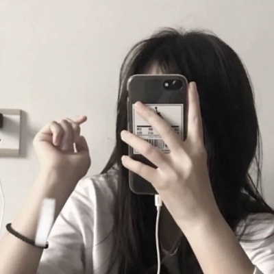 女头像拿着手机图片