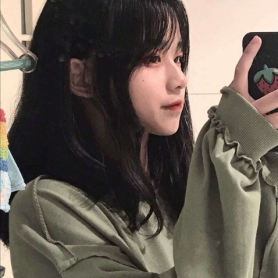 女头像拿着手机图片