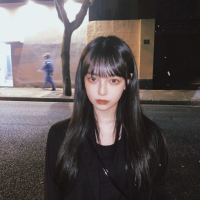 女生露脸高级感头像图片