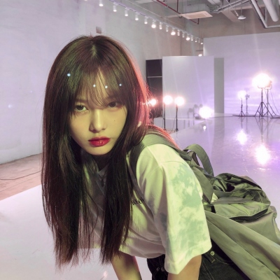 女生露脸高级感头像图片