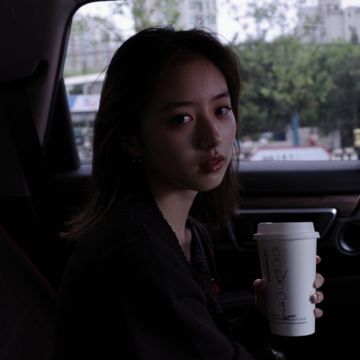 女生露脸高级感头像图片