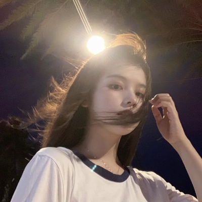 女生露脸高级感头像图片