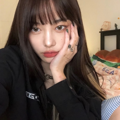 女生露脸高级感头像图片