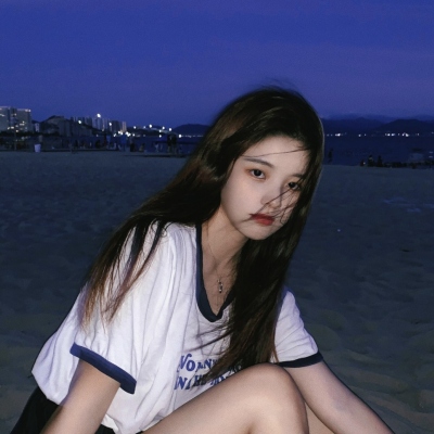 女生露脸高级感头像图片