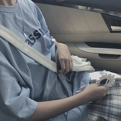 ins招桃花的小众女头图片