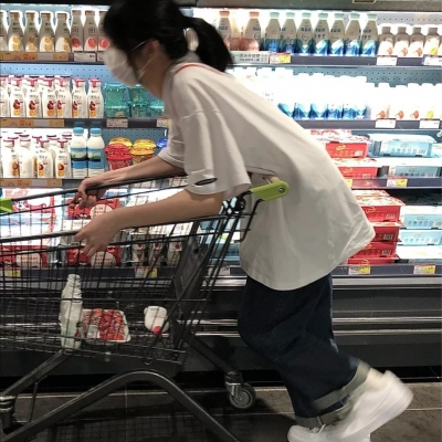 ins招桃花的小众女头图片