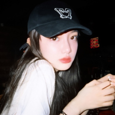 高级感头像女干净温柔端庄高清图片