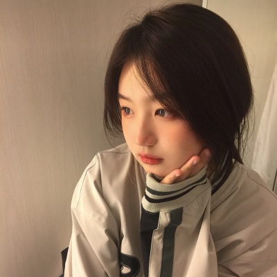 ins招桃花的小众女头图片