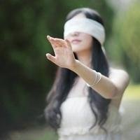 蒙眼睛的女生头像唯美图片