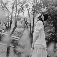 真人版女生丧系头像蒙眼黑白图片
