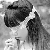 真人版女生丧系头像蒙眼黑白图片