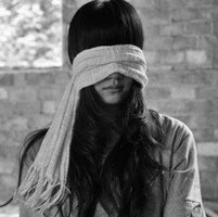真人版女生丧系头像蒙眼黑白图片