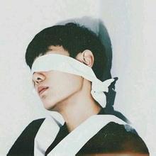 蒙眼头像男真人伤感高清图片
