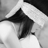 真人版女生丧系头像蒙眼黑白图片