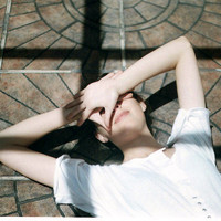 蒙眼睛的头像女生意境图片