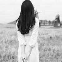 黑白女生头像高冷伤感背影图片