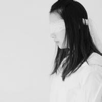 真人版女生丧系头像蒙眼黑白图片