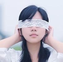 蒙眼睛的女生头像唯美图片