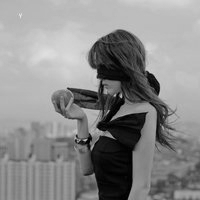 真人版女生丧系头像蒙眼黑白图片