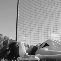 真人版女生丧系头像蒙眼黑白图片