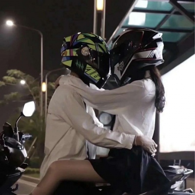 超酷戴头盔一男一女机车情侣头像图片