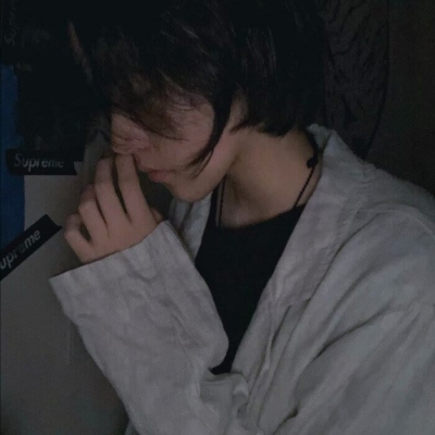 高级压迫感十足的男生头像图片