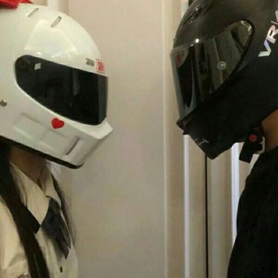 超酷戴头盔一男一女机车情侣头像图片