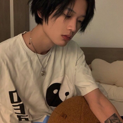 高级压迫感十足的男生头像图片