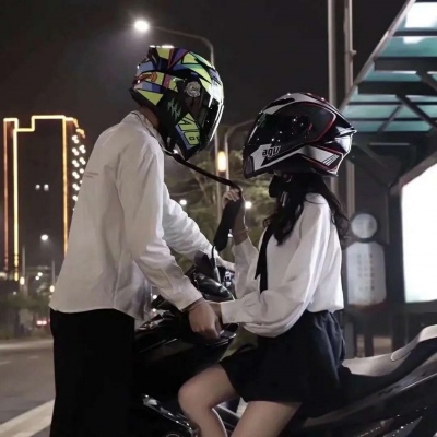 超酷戴头盔一男一女机车情侣头像图片