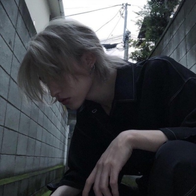 高端高级感的小众男头像图片