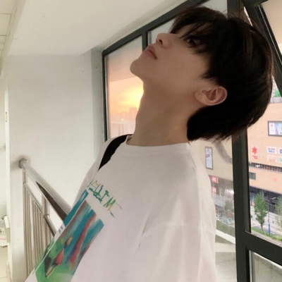 高级压迫感十足的男生头像图片
