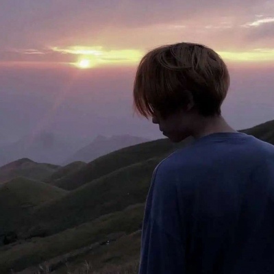 高端高级感的小众男头像图片