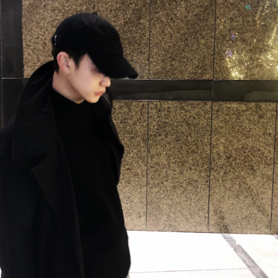 微信头像男戴帽子帅气图片
